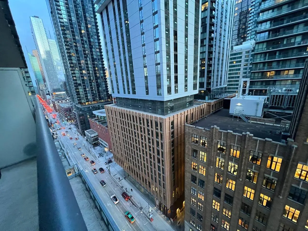 Modern Oasis In The Core Toronto