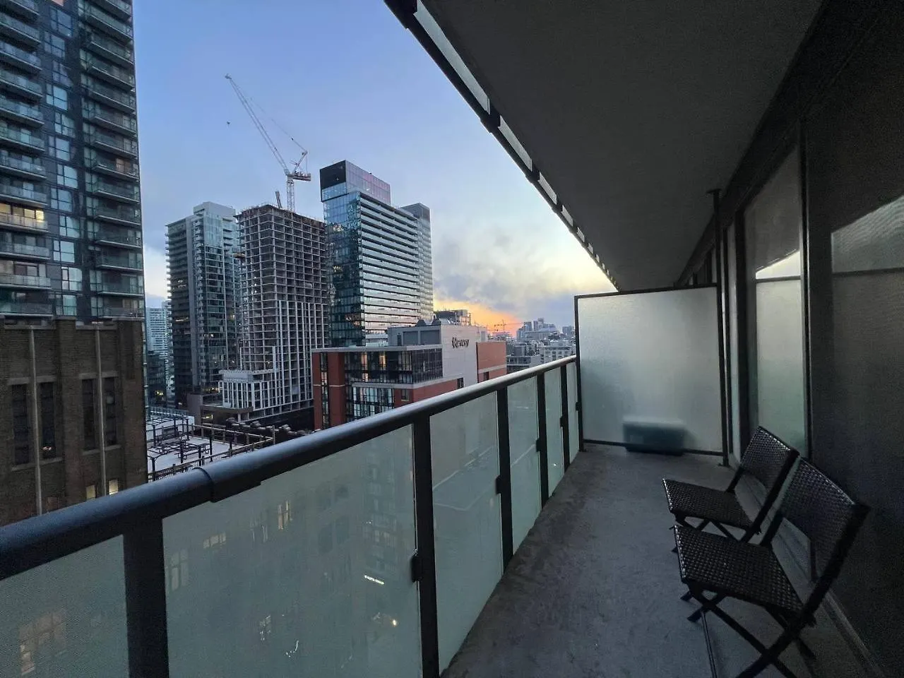 Modern Oasis In The Core Toronto Appartamento
